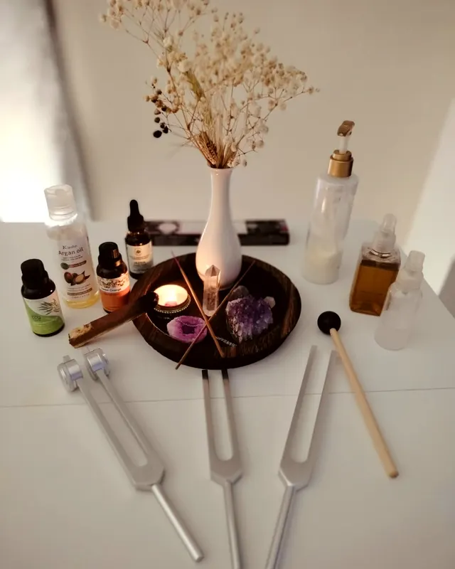 Aceites, diapasones y flores secas preparados sobre la mesa