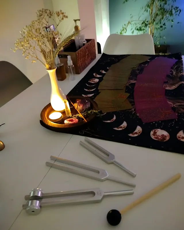 La mesa con los diapasones, la vela y el mantel de lunas